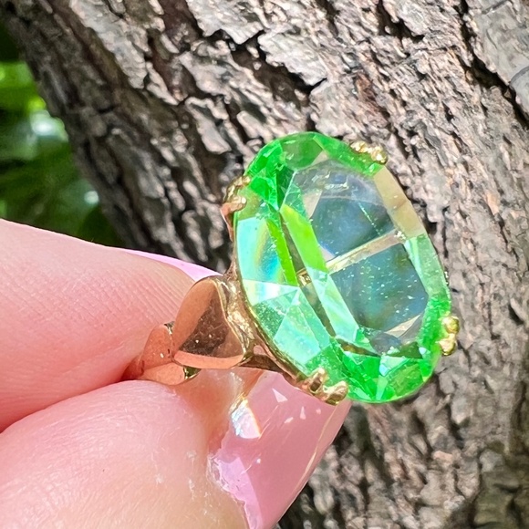 VINTAGE 9K GOLD URANIUM VASELINE GREEN GLASS RING HEARTS BAND ENGLISH HALLMARKS - Picture 2 of 16